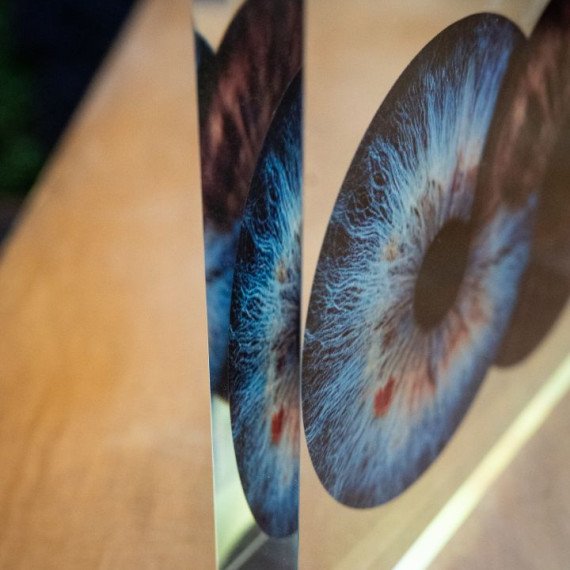 Изображение глаза в акриловом блоке на деревянном столе