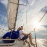 Яхта на причале у моря под ясным небом в солнечный день - превью 1
