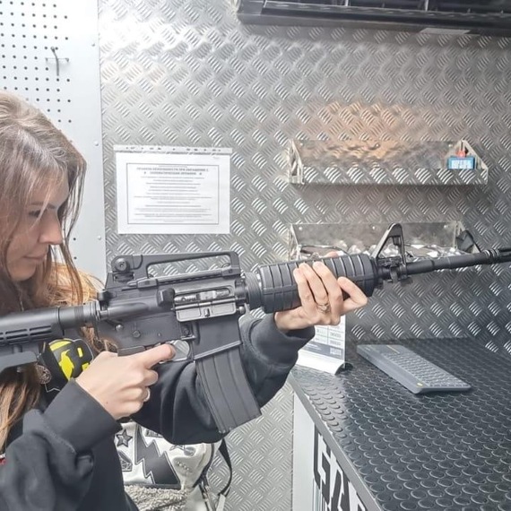 Женщина держит оружие в магазине в определенное время дня. Фото 11