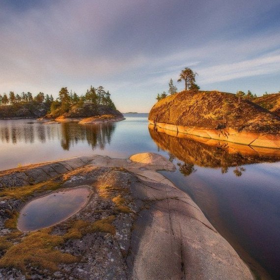 Камни и вода на озере в России в солнечный день