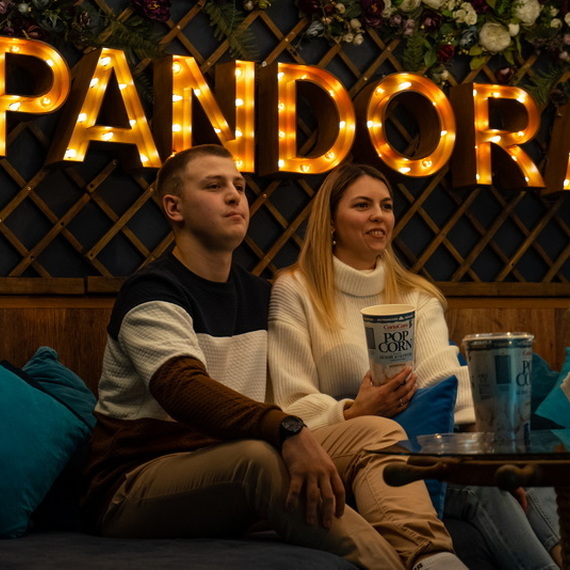 Молодая пара отдыхает в уютном кафе Pandora с закусками и напитками в вечернее время. Фото 15