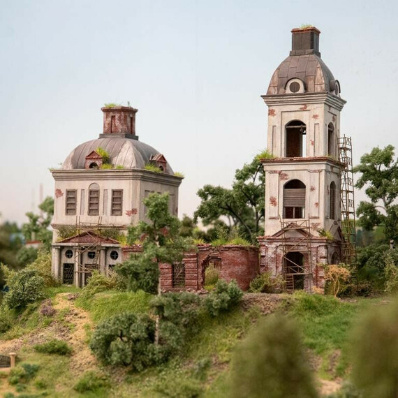 Заброшенные здания на холме среди greenery в ясный день. Фото 8