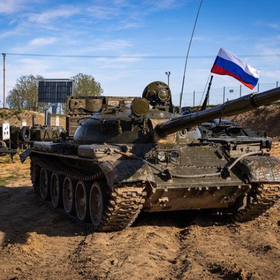 Танк T-72 с российским флагом на тренировочной площадке в солнечный день. Фото 12