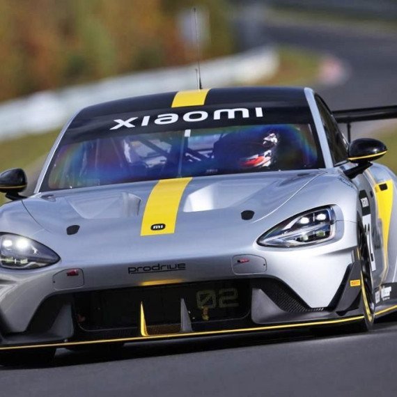 Мощный спортивный автомобиль гонится по трассе на гонки на выходных