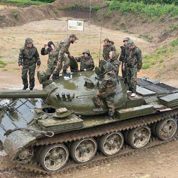 Военные учения с танком на грязной площадке. Главное фото