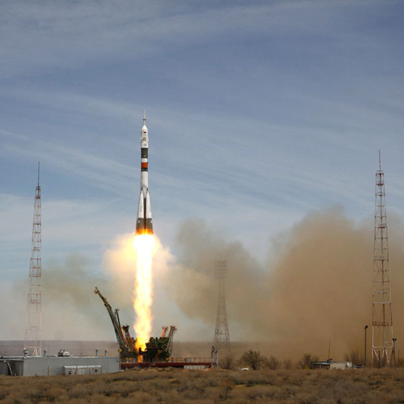 Запуск ракеты с космодрома в Казахстане в ясный день, сопровождаемый большим облаком дыма. Фото 76