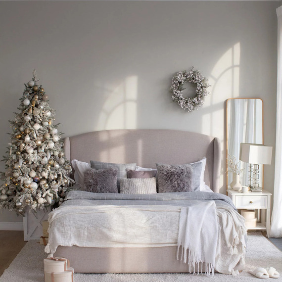 Уютная комната с рождественской елкой и мягкими текстурами в серых тонах