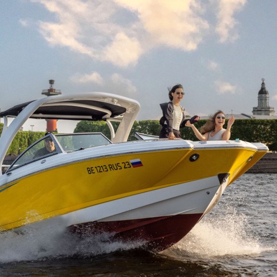 Женщины катаются на моторной лодке по реке в Санкт-Петербурге в летний день. Главное фото