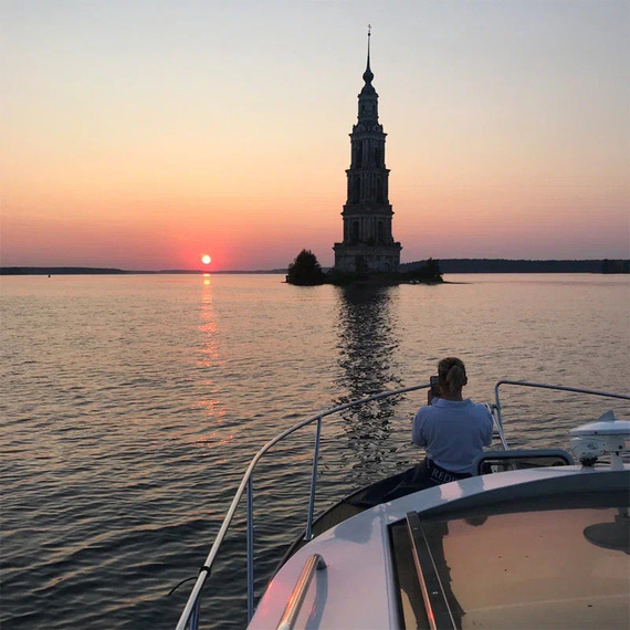 Закат над водами, яхта у острова с башней на фоне, тихий вечер на реке. Фото 5