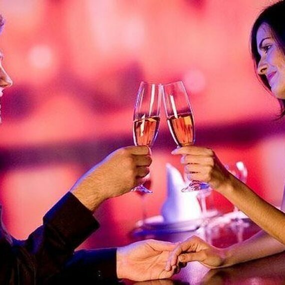 Романтический вечер при свечах в ресторане с бокалами игристого вина