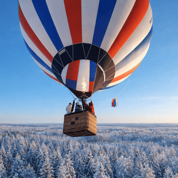Полет на воздушном шаре над зимним лесом в солнечный день. Главное фото
