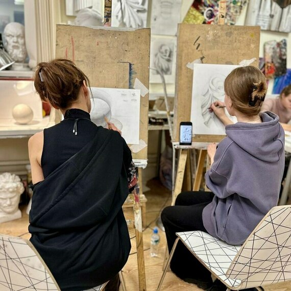 Студенты занимаются рисованием в художественной студии, создавая графические работы с натуры в вечерах. Фото 6