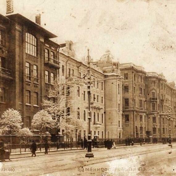 Старинная улица в Санкт-Петербурге на фоне зимнего пейзажа с людьми и трамваями в начале XX века. Фото 5