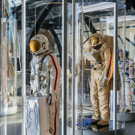 Выставка космических костюмов в научном центре, посвященная исследованию космоса и его истории. Фото 16