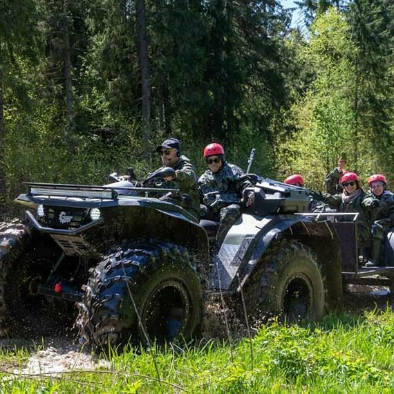 Военная техника в лесу: группа солдат едет на многофункциональном транспортном средстве в зеленом окружении. Фото 4