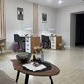 Ногти с нежным дизайном на фоне журнальных страниц и аксессуаров - превью 1