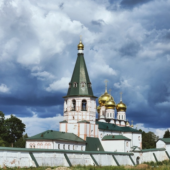 Церковь с золотыми куполами на фоне облачного неба в России. Фото 12