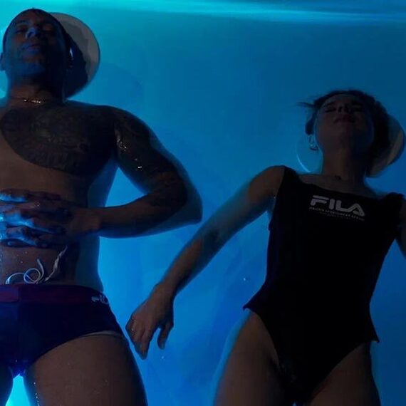 Два человека плавают в бассейне под светом, вода прозрачная, Санкт-Петербург