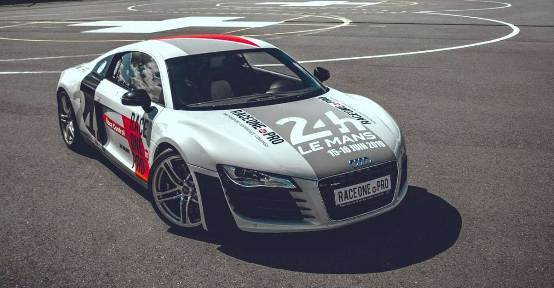 Заезд на Audi R8 по гоночному треку в Москве