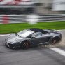 Спортивный автомобиль на трассе во время тест-драйва с участием водителя и инструктора - превью 1
