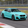 Спортивный автомобиль BMW M2 на гоночной трассе во время испытаний в ясный день - превью 1