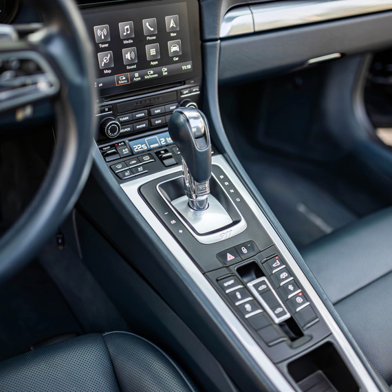 Внутреннее устройство автомобиля с рычагом переключения передач и мультимедийным экраном