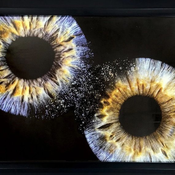 Композиция с двумя кругами, выполненная на черном фоне, с эффектами света и текстуры