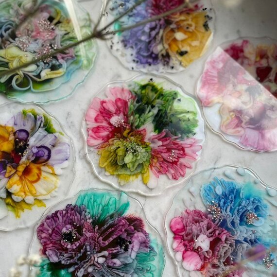 Уникальный минерал на берегу, украшенный цветами и узорами. Главное фото