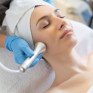 Женщина проходит процедуру ухода за кожей на лице в спа-салоне - превью 1