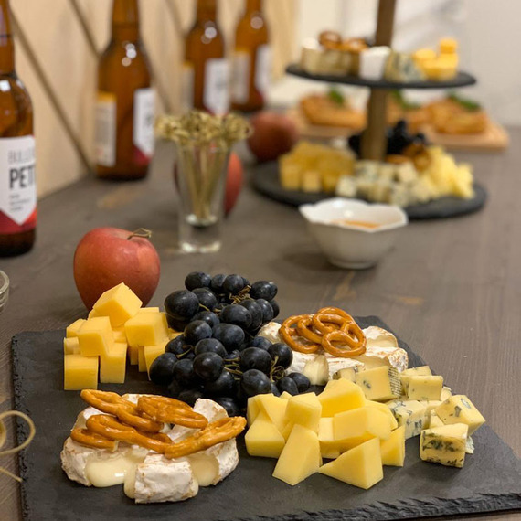 Ассорти из сыра и закусок к пиву на столе в уютном кафе во время вечеринки