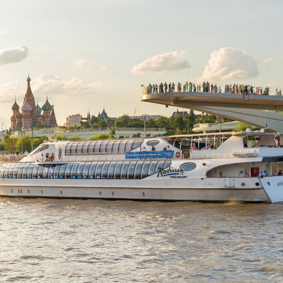Корабль движется по Москве-реке, мимо исторических зданий и людей на набережной в летний день. Фото 12