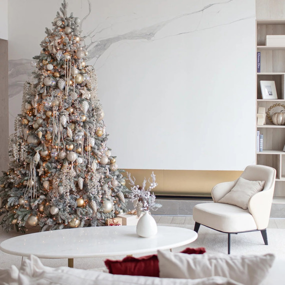 Новогодняя ёлка в современном интерьере с атмосферой уюта и праздника