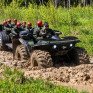 Военные учения на квадроциклах в лесу, весной, команда в камуфляже с красными касками - превью 1