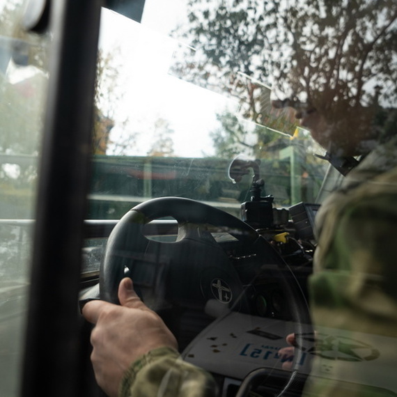 Военный водитель управляет бронетехникой в лесной местности в течение дня. Фото 12