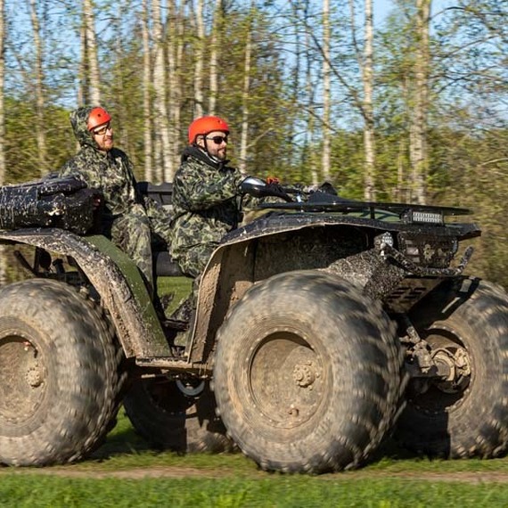 Квадроцикл с пассажирами на фоне леса в ясный день, активный отдых на природе. Фото 20