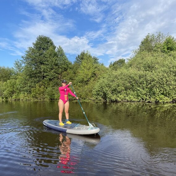 Лодка на озере, окружённом зелёными водорослями в спокойный день под ярким небом. Главное фото