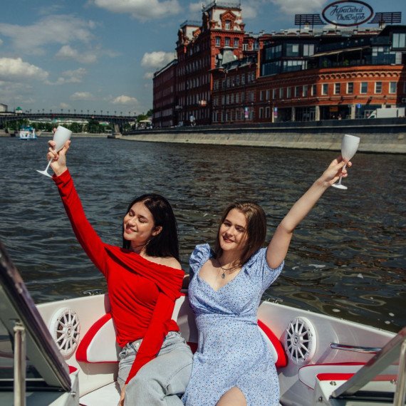 Прогулка по центру города на катере 