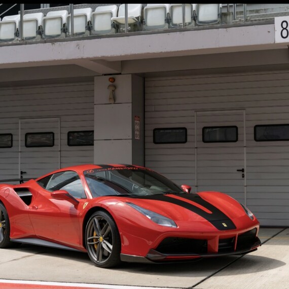 Заезд на спорткаре Ferrari 488 GTB на гоночном треке