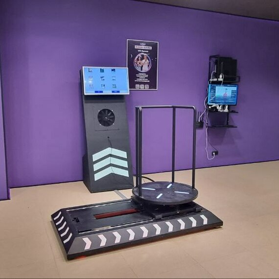 Новый игровой автомат в игровом центре в современном развлекательном комплексе Новый игровой автомат в игровом центре в современном развлекательном комплексе