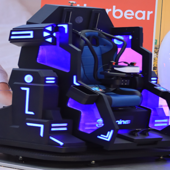 Современный VR-симулятор в игровом центре, расположенном в торговом центре, привлекающий внимание посетителей. Фото 11