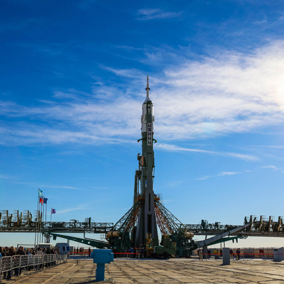 Ракета-носитель готовится к запуску на космодроме Байконур в ясный день. Фото 77