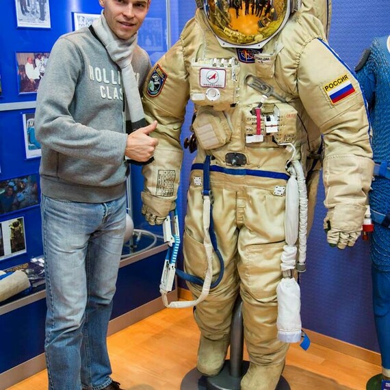 Посетитель выставки демонстрирует космический скафандр в центре науки и технологий в Москве в 2023 году. Фото 43