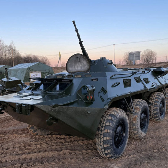 Боевая машина пехоты на военном полигоне в России во время заката. Фото 10
