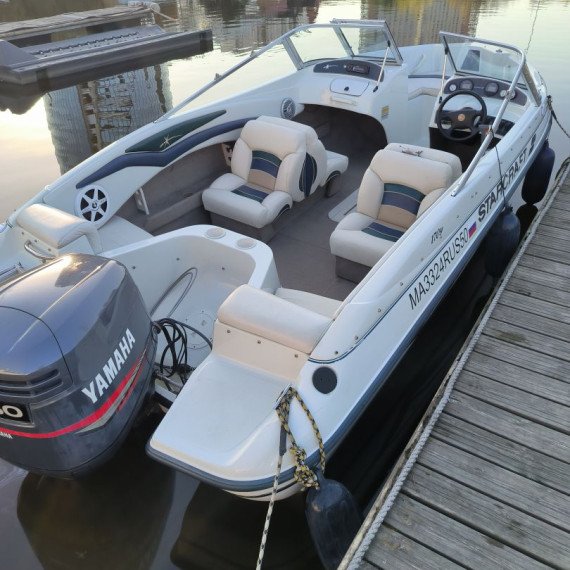 Регатный день на реке с моторной лодкой на причале в городе