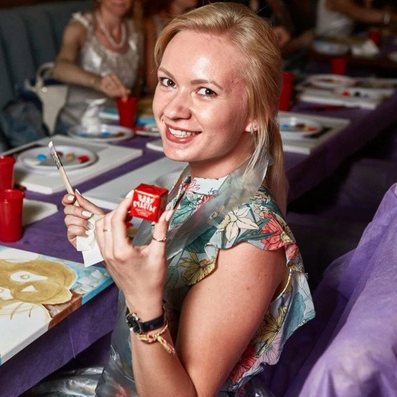 В мастерской рисования участники создают картины и наслаждаются мероприятием в уютной обстановке В мастерской рисования участники создают картины и наслаждаются мероприятием в уютной обстановке