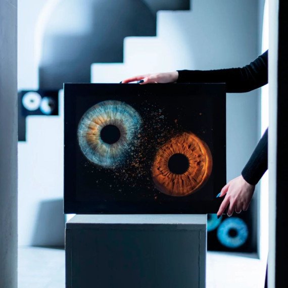 Выставка искусства с изображениями глаз в галерее в современном стиле Выставка искусства с изображениями глаз в галерее в современном стиле