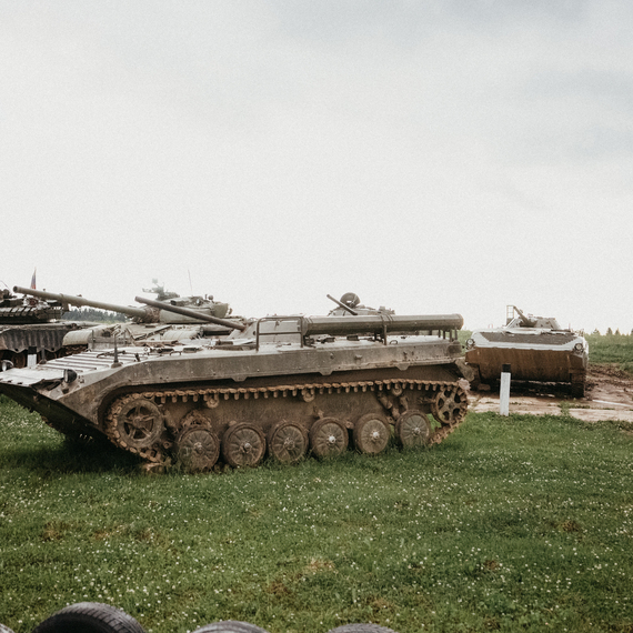 Танк на военной базе, окруженный небо и зеленью, в тумане раннего утра. Фото 40