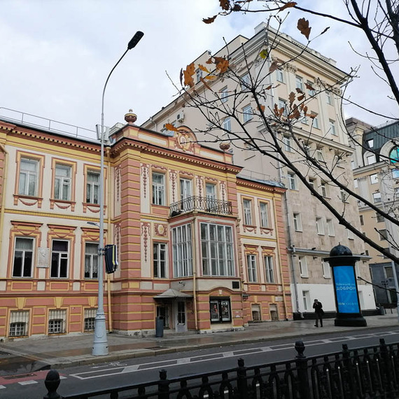 Исторический дом с ярким оформлением на улице в центре города в осенний день. Фото 9