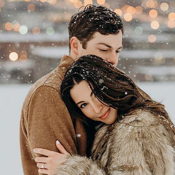 Зимняя прогулка молодой женщины в шапке среди снежных елей на праздничном рынке. Главное фото