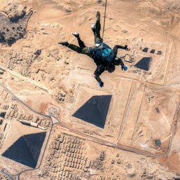 Прыжок с парашютом над пирамидами в Египте